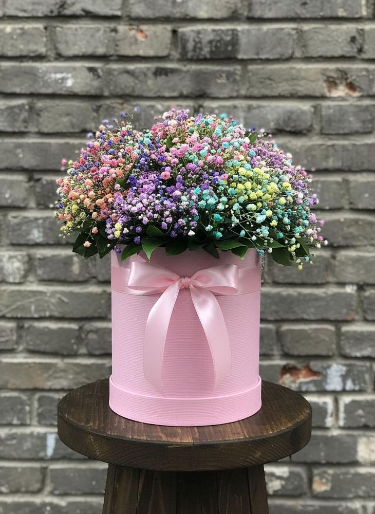 Композиция Яркие эмоции в Краснослободске Волгоградской области Цветочная композиция из Гипсофила и Розы в шляпной коробке в Краснослободске Волгоградской области