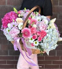 Цветочная композиция из Розы, Хризантемы, Пионы и Лизиантусы в корзине в Краснослободске Волгоградской области