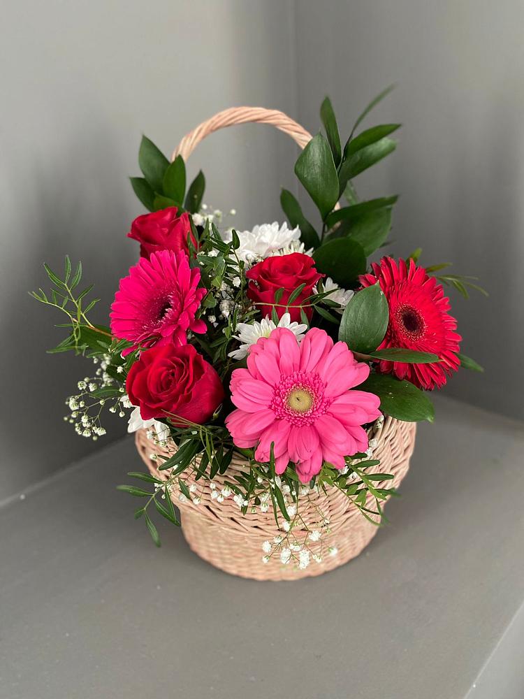 Композиция радостное событие в Краснослободске Волгоградской области Цветочная композиция из Розы, Хризантемы и Герберы в корзине в Краснослободске Волгоградской области