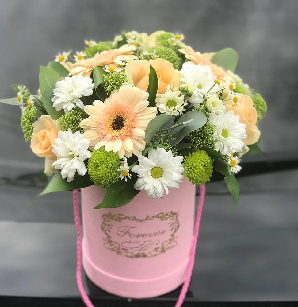 Композиция маленькая прелесть в Краснослободске Волгоградской области Цветочная композиция из Розы, Герберы и Хризантемы в шляпной коробке в Краснослободске Волгоградской области